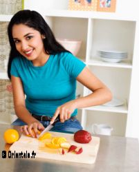 Femme d&eacute;coupant des fruits