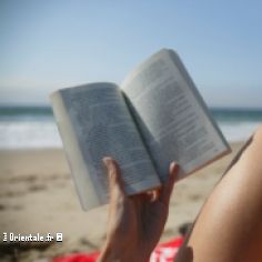 Femme lisant  la plage