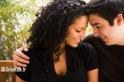 Couple complice qui dialogue