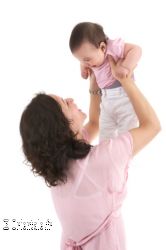 Maman soulevant son enfant Maman soulevant son enfant