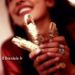 Femme tenant du souak