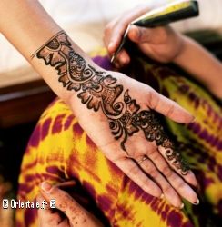 Hanaya tatouant une mari&eacute;e - Cr&eacute;dit photo Zubin Shroff