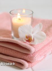 Serviette rose, orchid&eacute;e et bougie parfum&eacute;e