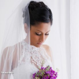 Mari�e qui porte un bouquet de fleurs