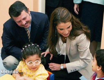 Couple royal de Jordanie visitant une école