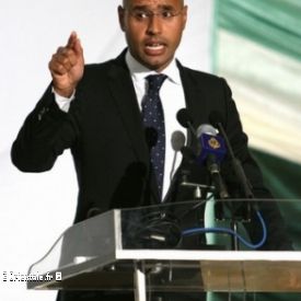 Saif Kadhafi devant un pupitre