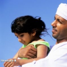 Un pre arabe portant sa petite fille
