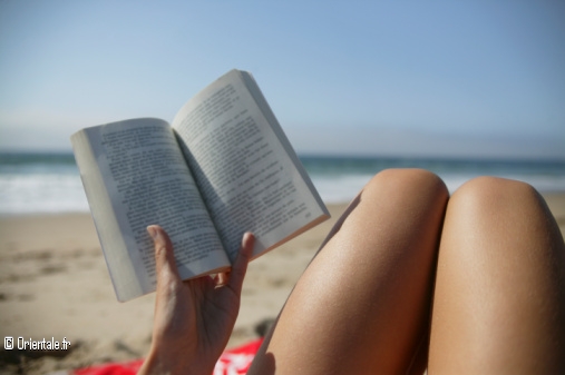 Femme lisant  la plage
