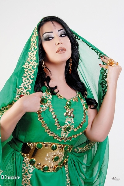 Soumaya El Khashab en tenue traditionnelle arabe