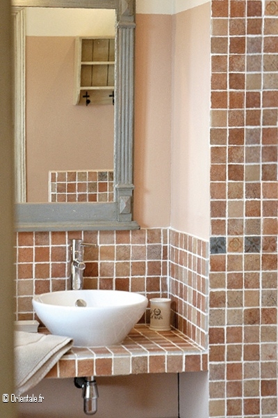 Salle de bain avec murs en mosaque