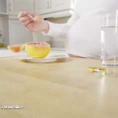 Femme enceinte dans sa cuisine