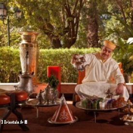 Homme qui sert du th�