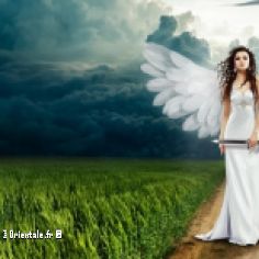 Ange se dit Malek en arabe. Comme la déesse égyptienne Isis elle porte une robe et des ailes blanches