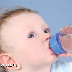 Bébé algérien qui boit de l'eau