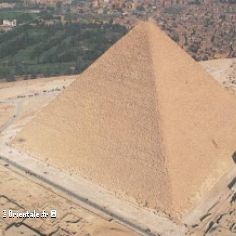 Pyramide de Gizeh - Vue trois quart arien