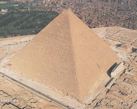 Pyramide de Gizeh - Vue trois quart arien