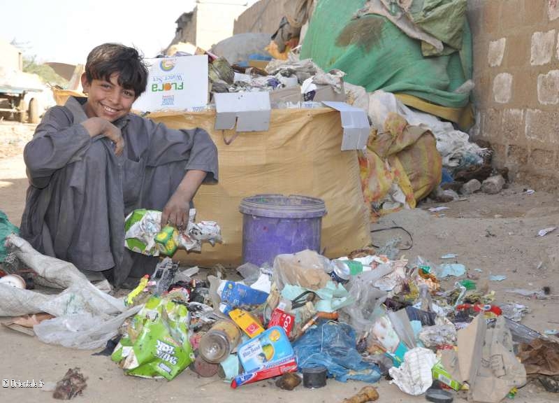 Un enfant afghan cherche de la nourriture ou des objets de valeur dans des dtritus