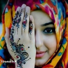 Jeune femme voilée avec du henna sur la main