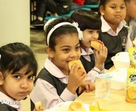Des enfants mangent  la cantine en Egypte