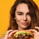 Femme tenant un Hamburger