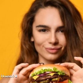 Femme tenant un Hamburger
