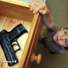 Un petit garçon a trouvé une arme