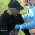 Un migrant irakien est examiné par un médecin