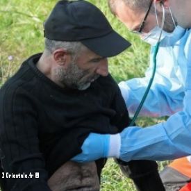 Un migrant irakien est examin� par un m�decin