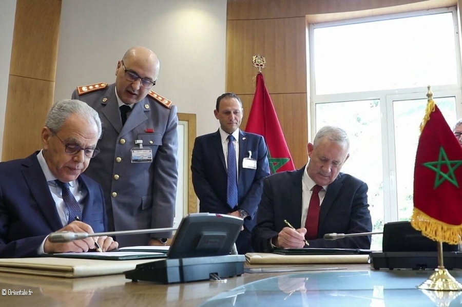Le ministre isralien de la Dfense ( droite) et son homologue marocain signent un accord (Israel Defence Ministry/AFP)
