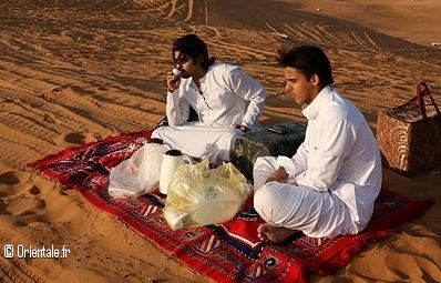 Des hommes saoudiens boivent un caf