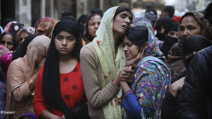 Indiennes musulmanes qui pleurent aprs une agression dans la communaut musulmane