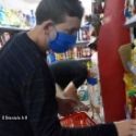 Un homme fait ses courses dans un magasin en Algrie