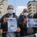 Palestiniens manifestant en portant des portraits d'hommes incarcrs en Isral