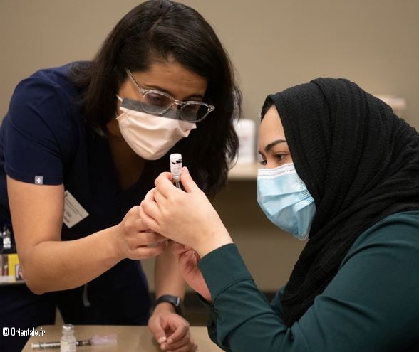 Des étudiantes en pharmacie égyptiennes s'entraînent à injecter le vaccin anticorona