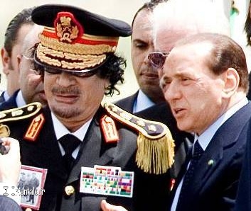 Kadhafi et Berlusconi lors d'une crmonie solennelle le 30.08.2008