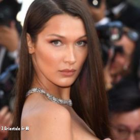 Bella Hadid de face