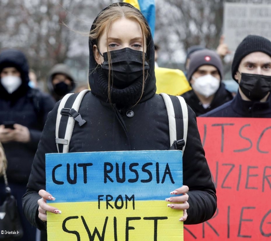 Des Ukrainiens manifestent pour que la Russie soit coupe de Swift