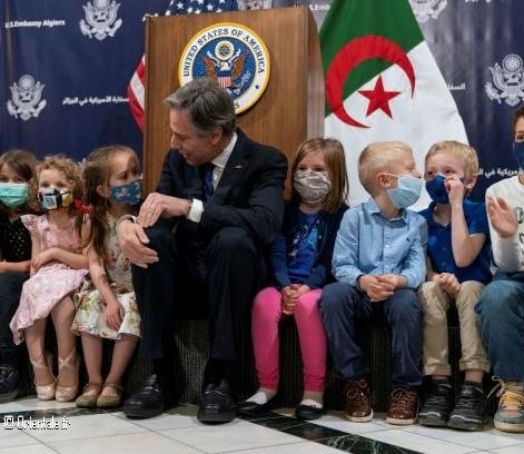 Antony Blinken discute avec les enfants du personnel de l'ambassade  Alger le 30 mars 2022