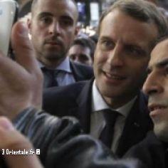 Emmanuel Macron à Alger, pris en photo par des Algériens