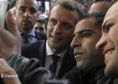 Emmanuel Macron  Alger, pris en photo par des Algriens