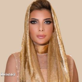 Assala Nasri, foulard doré