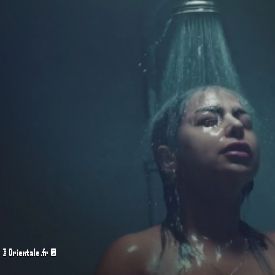 Hind Al Balushi se douche, une sc�ne choquante