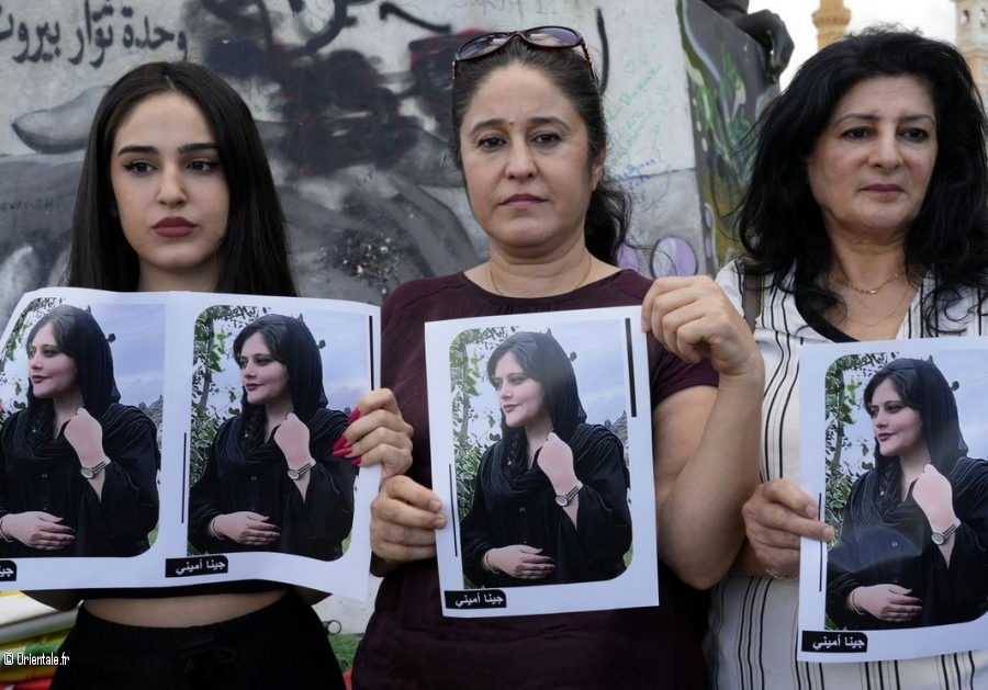 Des militantes kurdes tiennent un portrait de Mahsa Amini, en soutien  la jeune Iranienne