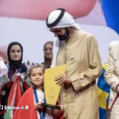 Le cheikh Mohammed bin Rashid Al Maktoum remet le prix  la petite fille syrienne