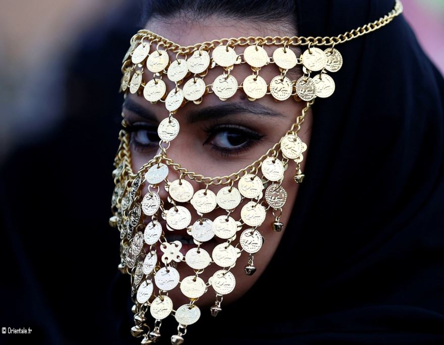 Femme avec un voile traditionnel arabe saoudien, au festival de Janadriyah