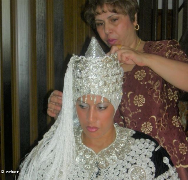 Une femme prpare une Algrienne pour un mariage