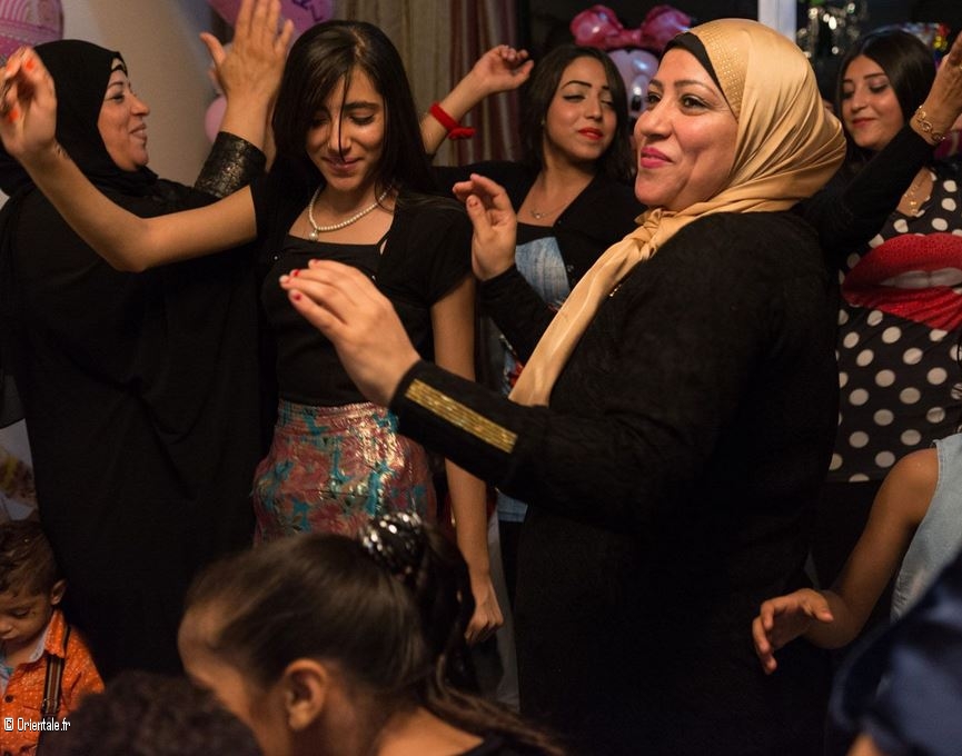 Des femmes gyptiennes dansent pour fter une naissance