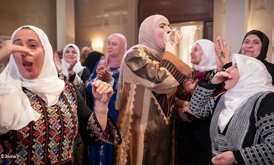 Des femmes font le youyou le jour de la crmonie du henn de princesse Iman