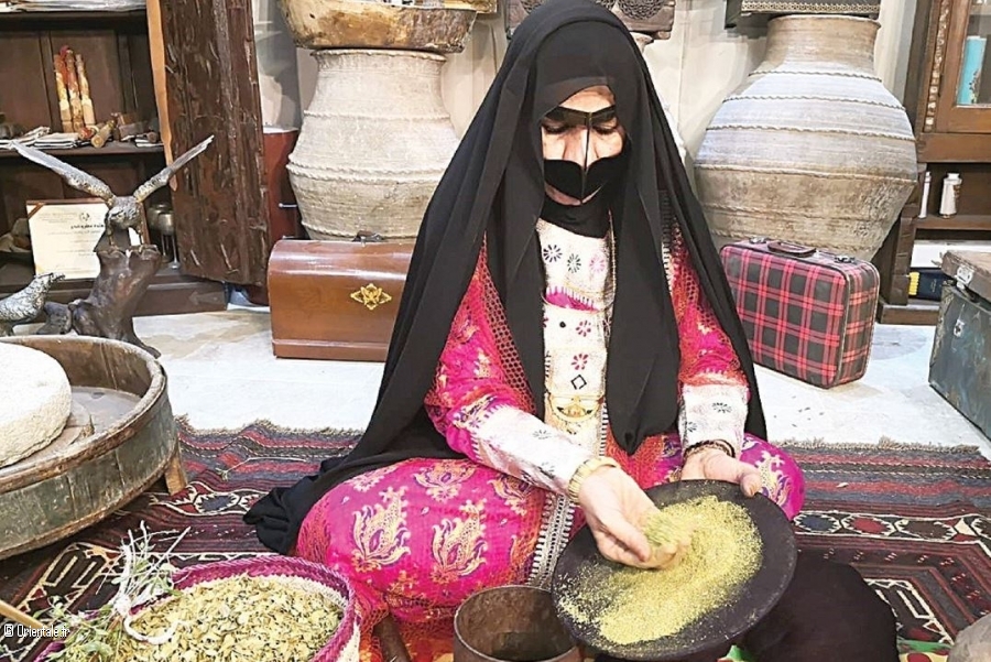Une femme mdecin miratie qui utilise des herbes traditionnelles