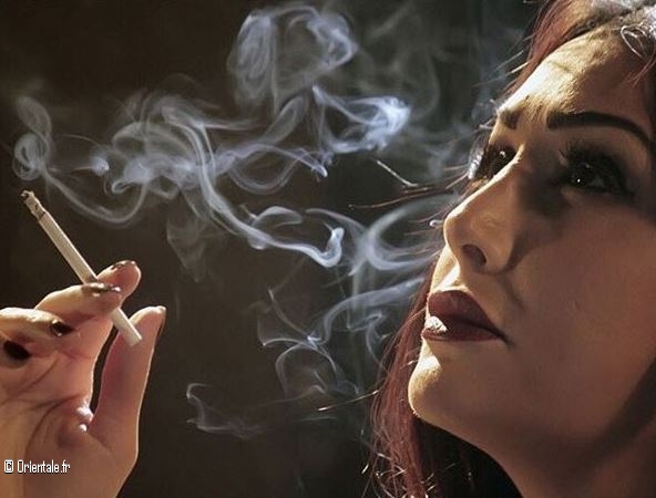 L'actrice gyptienne Ghada Abdel Razek fume dans une scne de film
